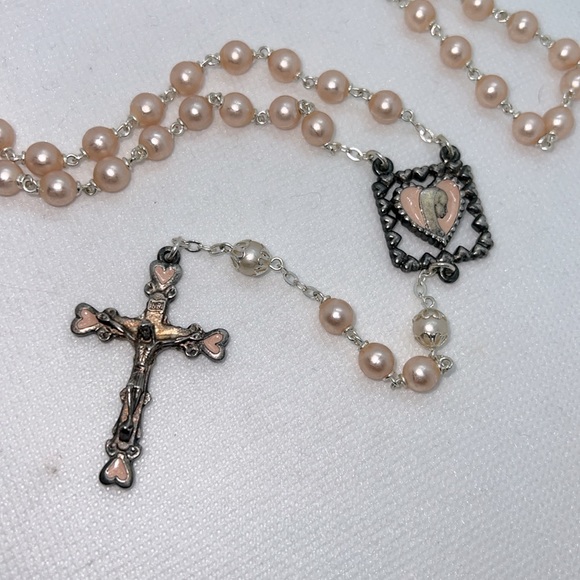 VINTAGE ROSARY WITH WARM PINK PEARL BEADS AND ENAMEL HEART ACCENTS - Picture 5 of 10